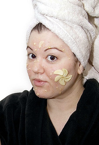 http://liveacolourfullife.files.wordpress.com/2012/07/acne-removing-garlic-and-carrot-mask1.jpg